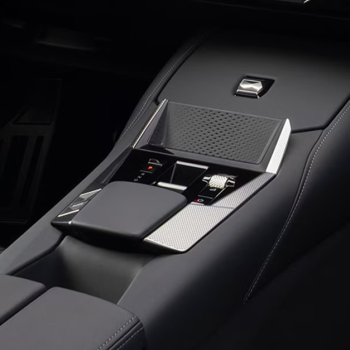 1 8 1 61 DS D41 MCA interior detail 79 171
