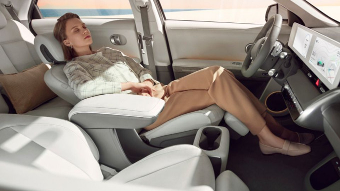 005 IONIQ Lifestyle RechargeMode V05 final0215 INTERIOR+HERO 1 4x3