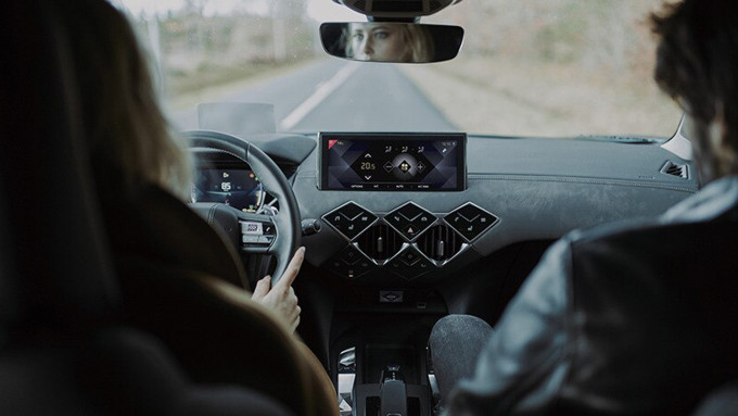 DS 3 E TENSE INTERIOR 2000x1125